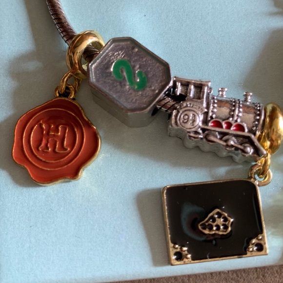 Pandora Snake Chain Bracelet w/ NEW 9 Harry Potter Themed Charms EUC - Picture 2 of 12